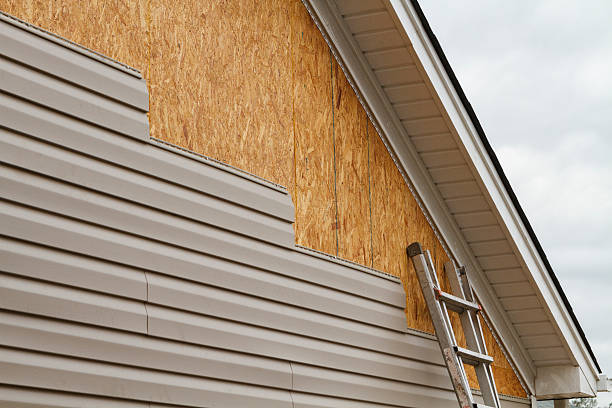 Professional Vinyl Siding technician working in Port Townsend, WA